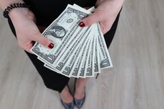 Такі долари банки та обмінники не приймуть