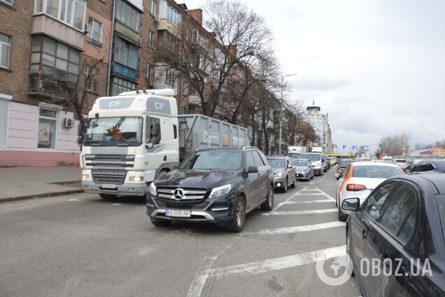 У Києві ранкові затори ускладнили рух на дорогах