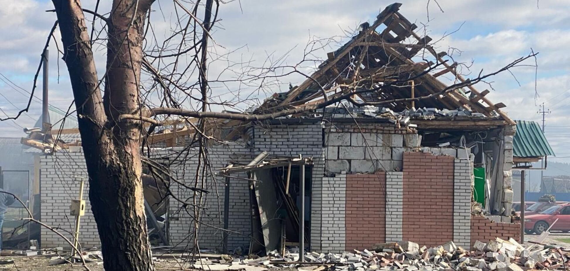 Окупанти завдали удару по Сумщині: є загиблий, поранено батька і його 3-річну доньку. Фото