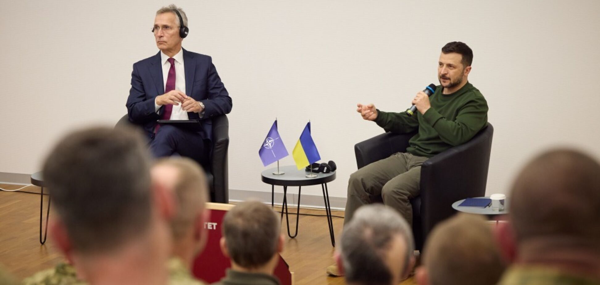 Зеленський і Столтенберг зустрілися з офіцерами, які проходять курси військової освіти за стандартами НАТО. Відео