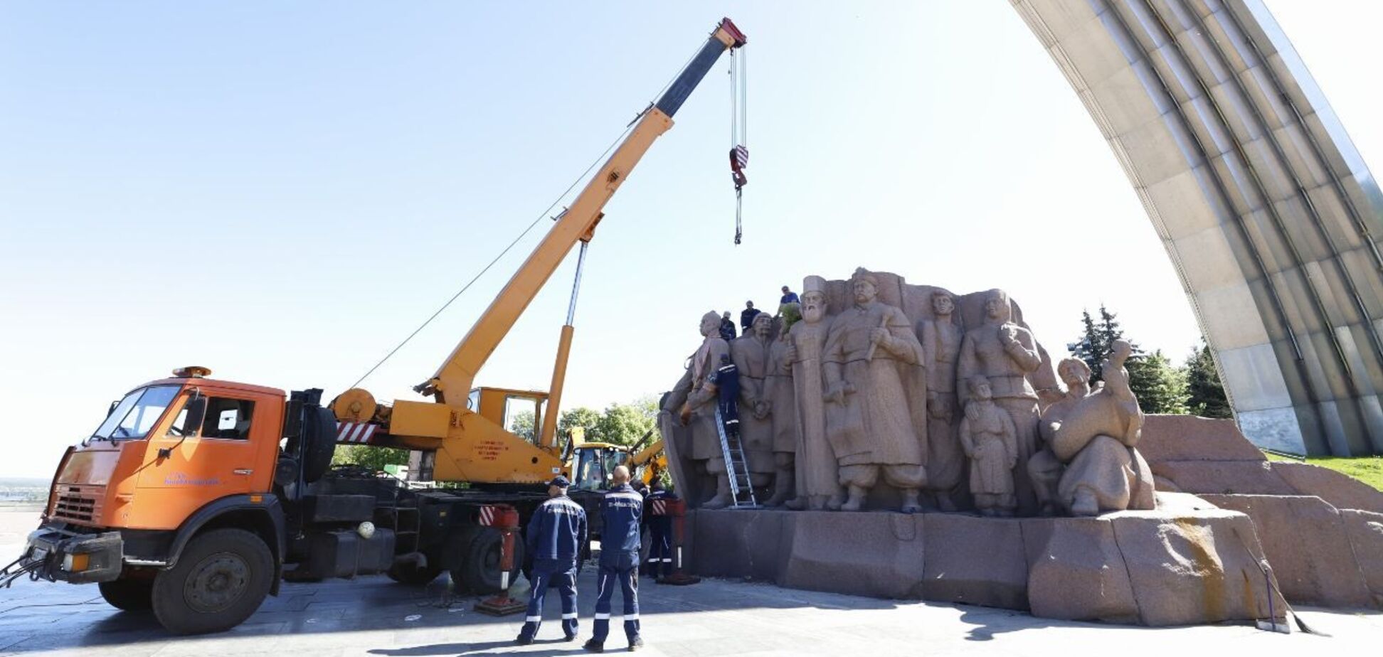 Начался демонтаж композиции в честь Переяславского совета