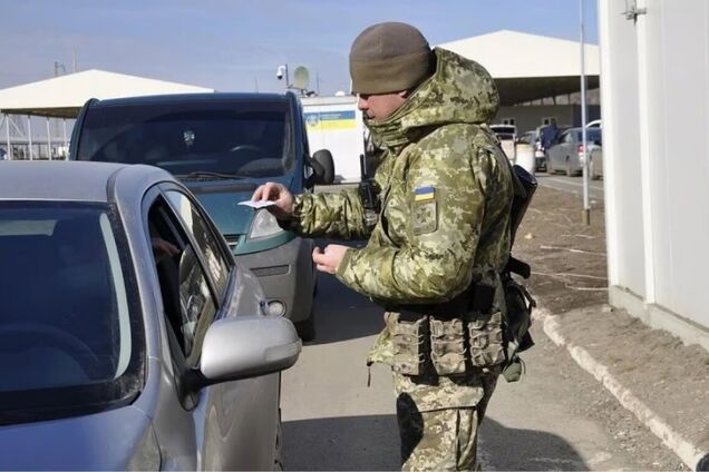 Чи можуть обмежено придатні чоловіки виїжджати з України до набрання чинності нового закону: роз'яснення 