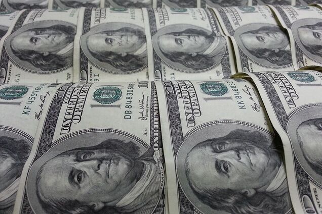 Банки и обменники готовятся переписывать курс доллара