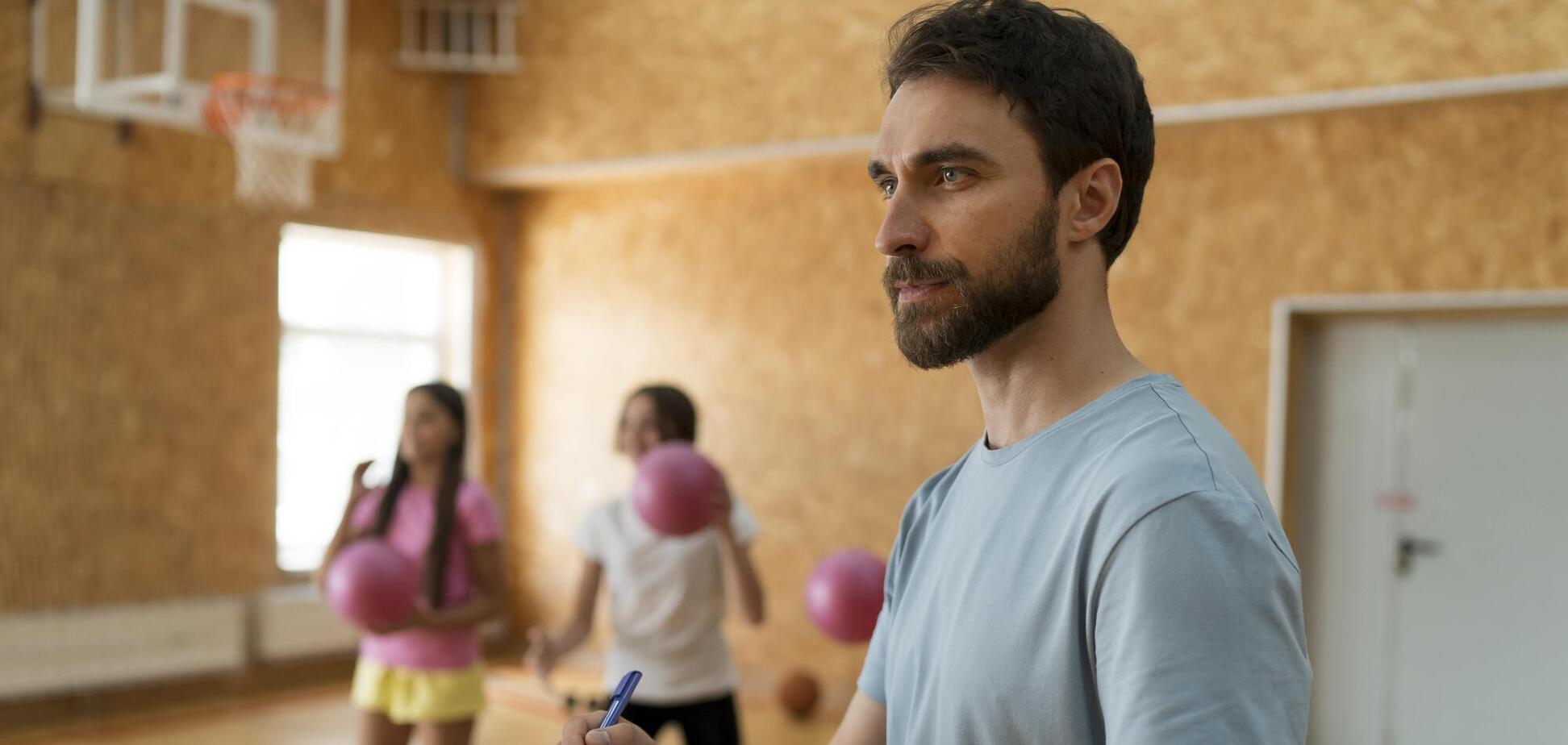 Учитель избивал детей скакалкой. Стало известно, чем закончился скандал в ривненской гимназии № 5 и за что наказали директора