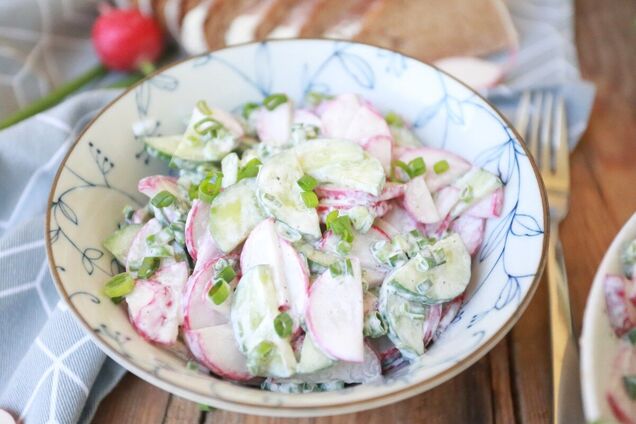 Найсмачніший весняний салат з кисломолочним сиром, редискою та огірком: чим заправити