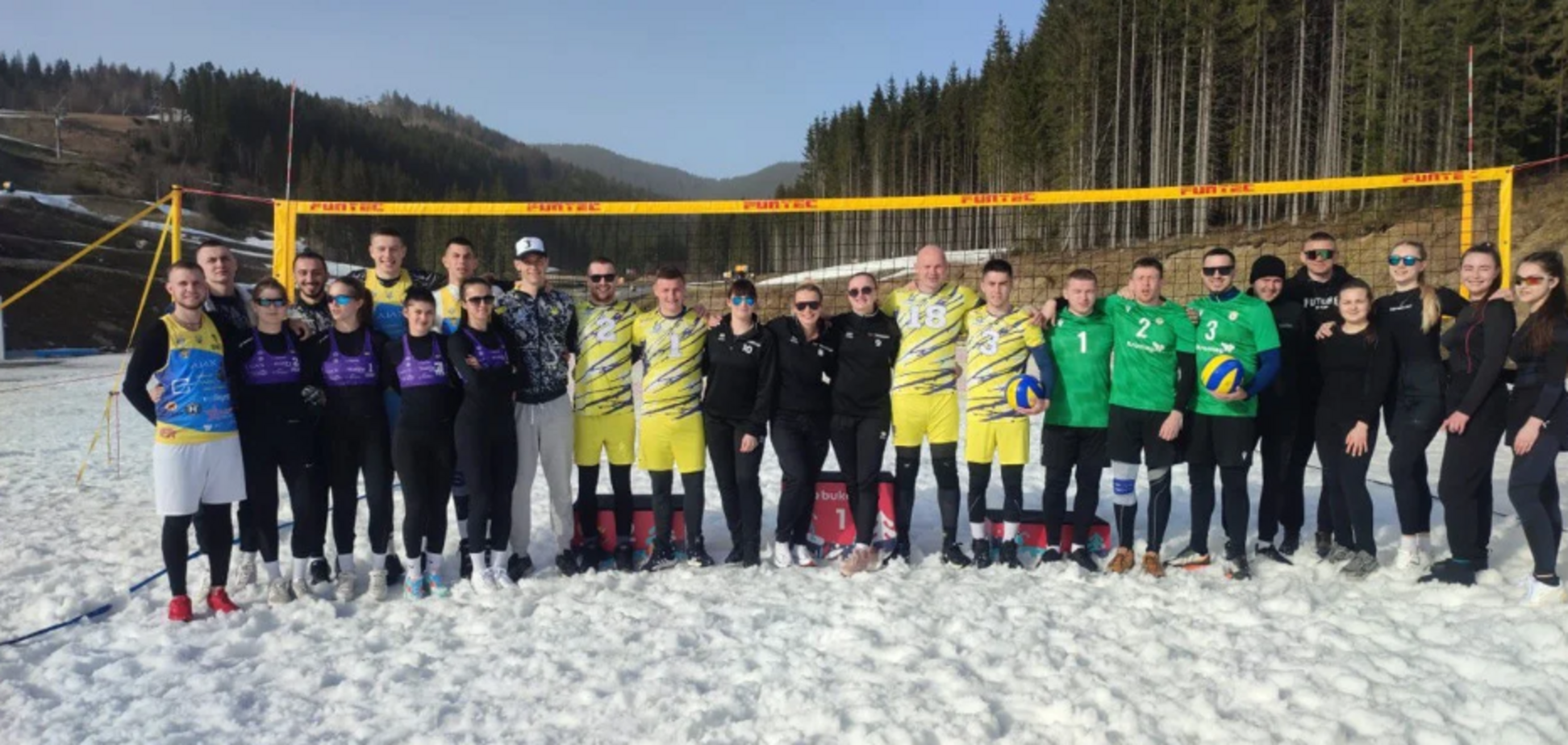 Закарпатские спортсмены добыли в борьбе 'золото' на Чемпионате Украины по волейболу на снегу. Фото и видео