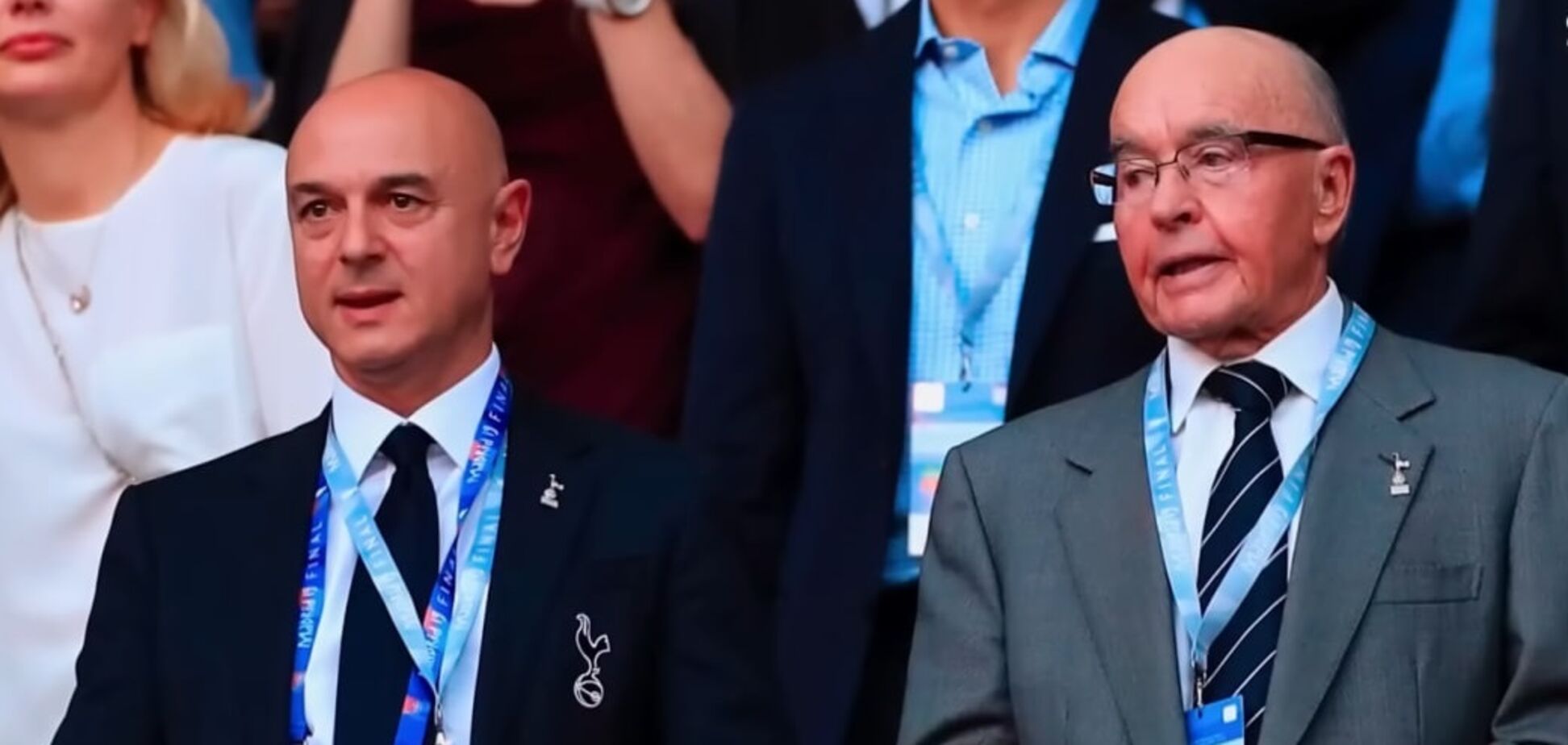 Миллиардер Джо Льюс (справа) избежал тюрьмы за инсайдерскую торговлю