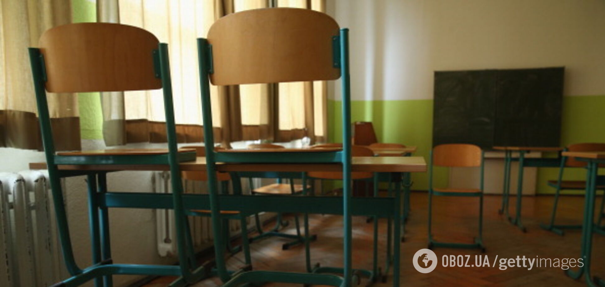 В селе на Львовщине почти 300 детей уже три недели не ходят в школу из-за директора: что случилось