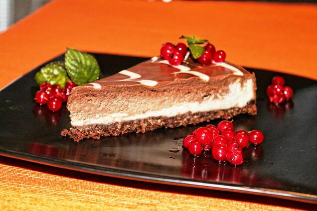 Шоколадно-ванільний сирник: неймовірно смачний тришаровий десерт