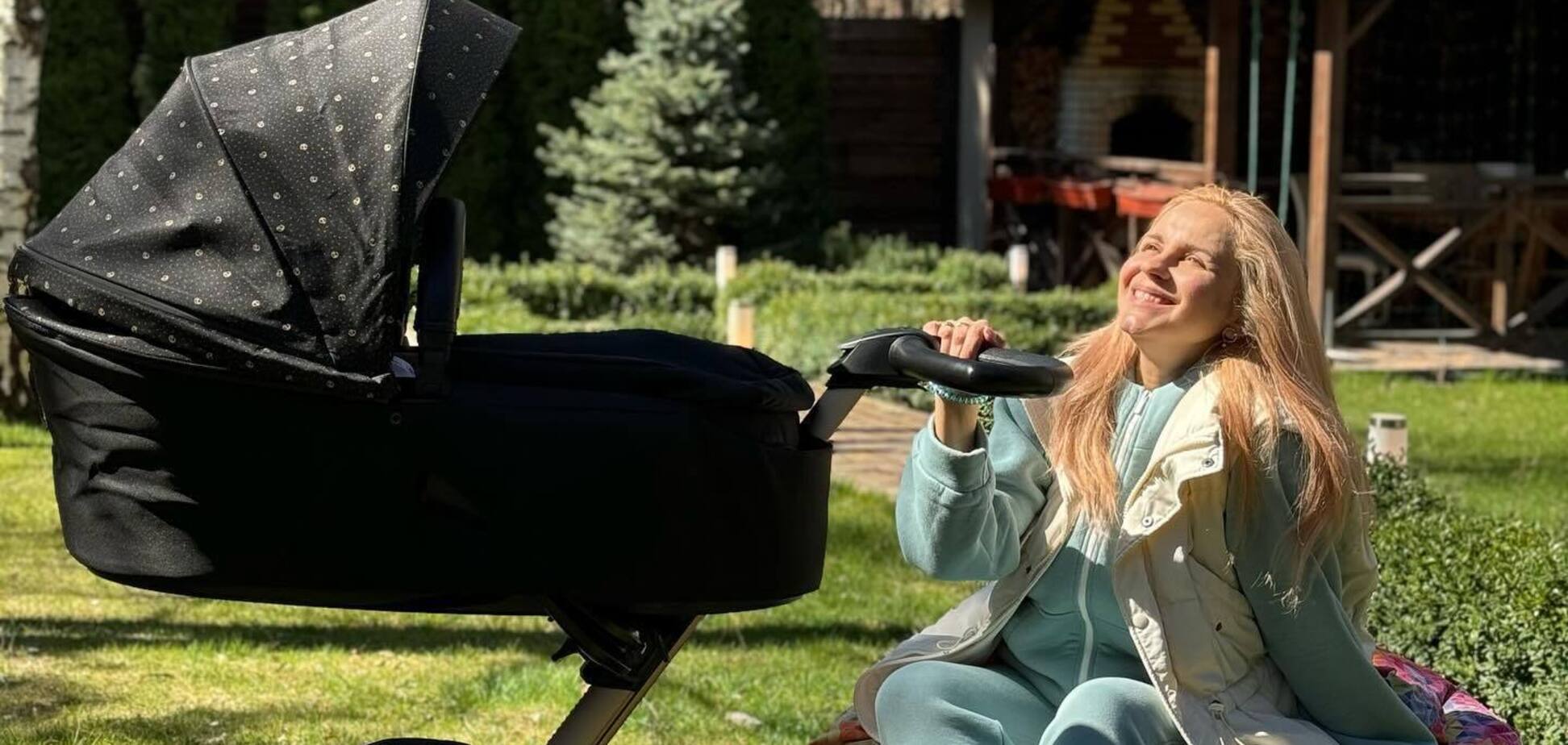 Лілія Ребрик показала ніжний фемілі-лук на прогулянці з трьома доньками