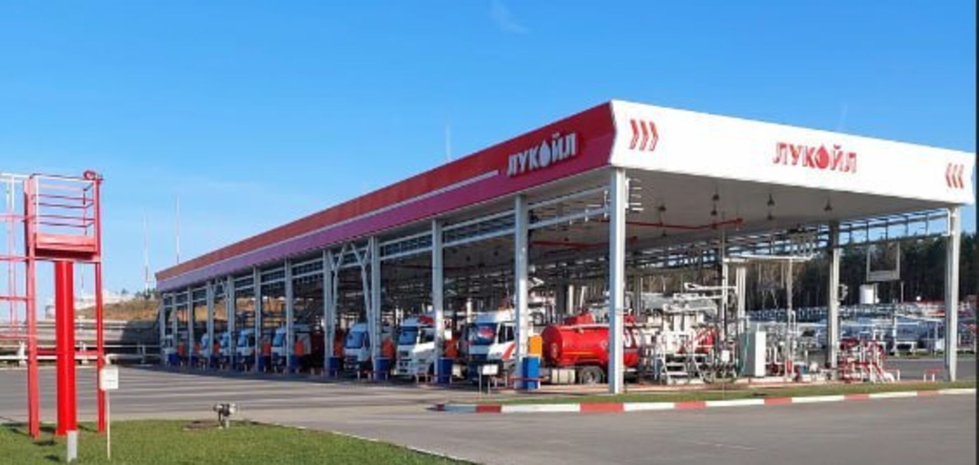 В районе нефтебазы в Подмосковье упал дрон: появились подробности