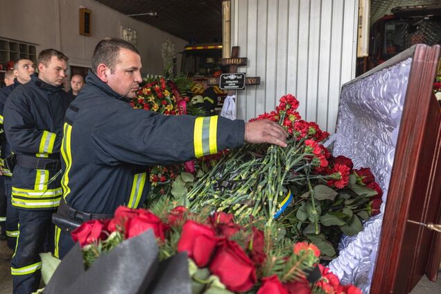 У Харкові попрощалися з трьома рятувальниками, які загинули від удару армії Росії. Фото