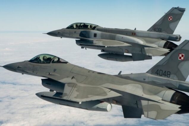 Польща знову підняла у повітря бойові літаки через ракетний обстріл України