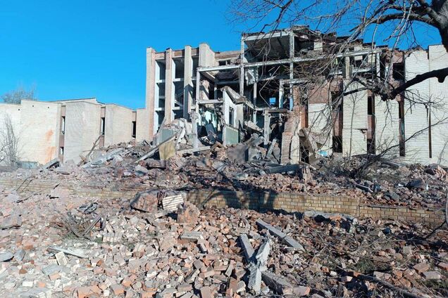 Оккупанты нанесли два ракетных удара по Славянску и попали в здание курорта: видео последствий