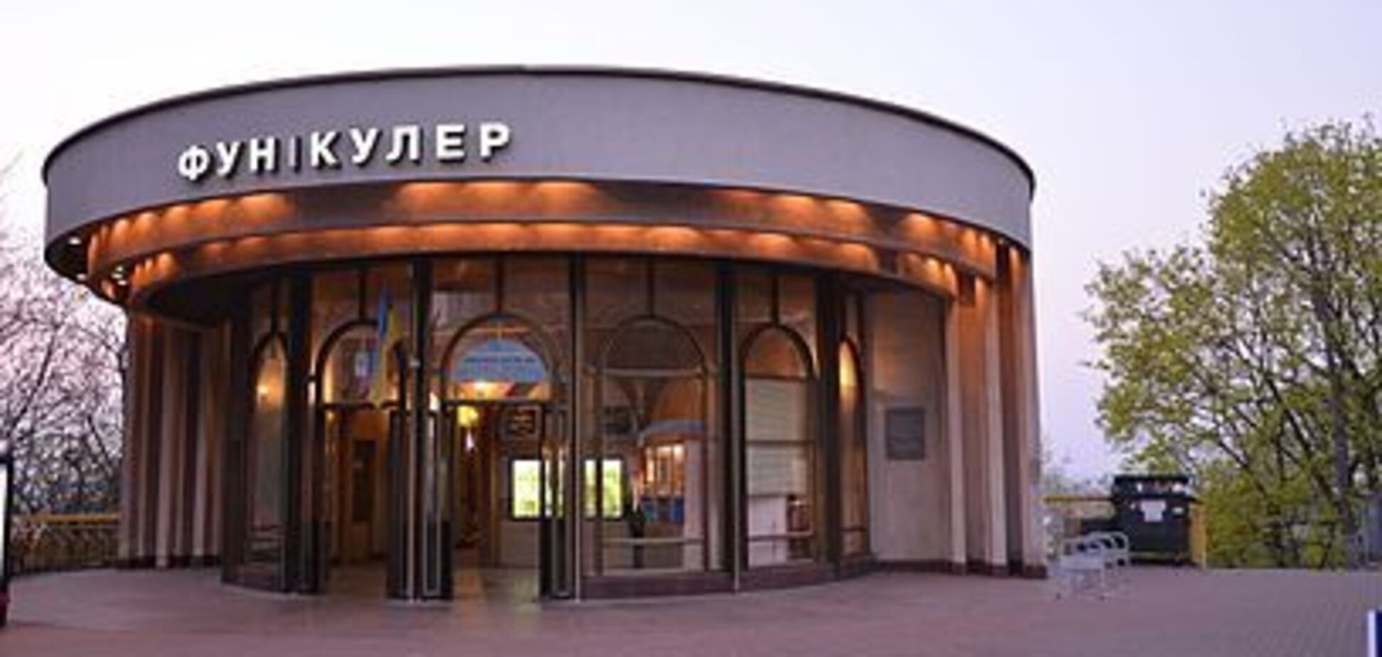 У Києві чоловік розбив скло фунікулера і порізав горло підлітку: всі деталі, фото і відео 18+