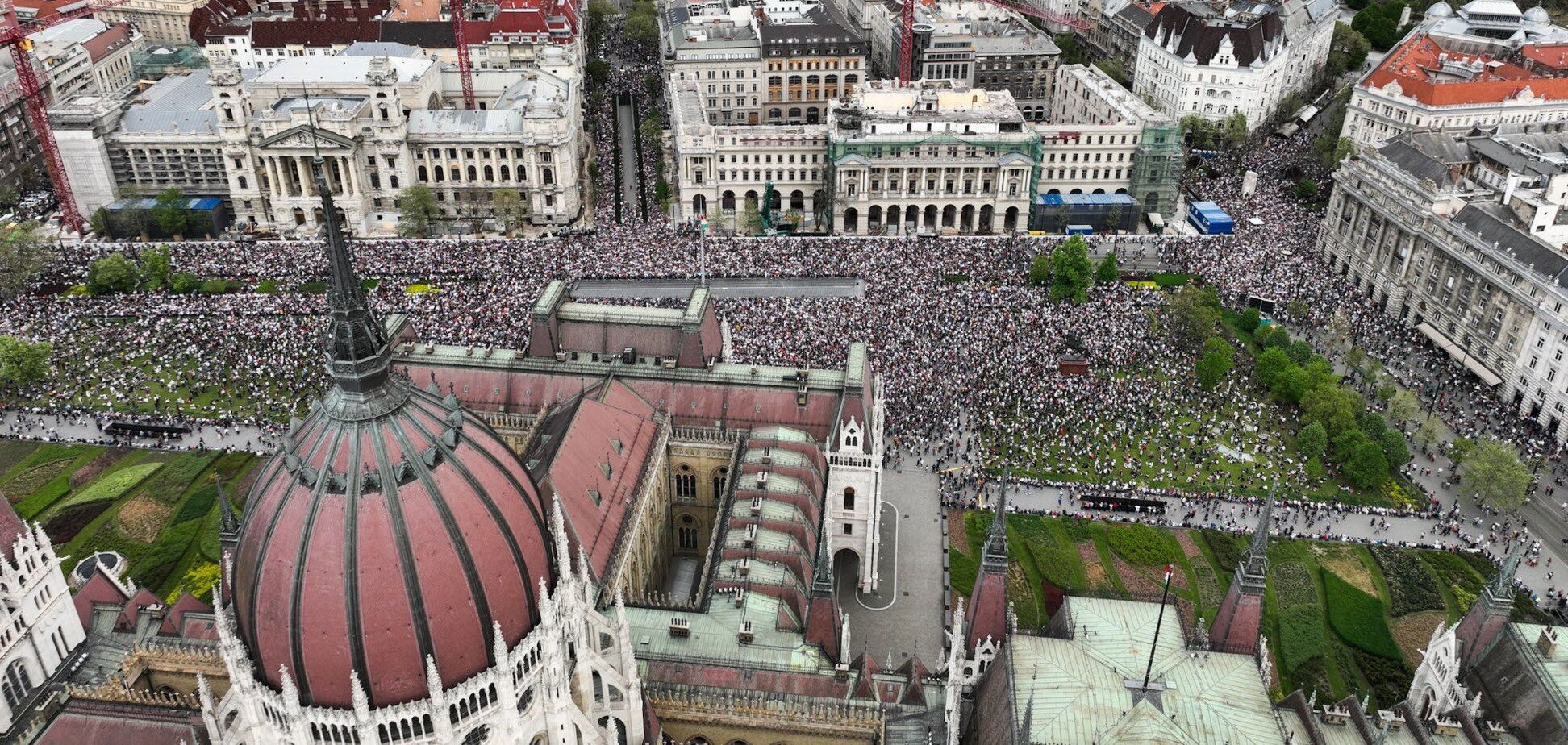 В Будапеште десятки тысяч человек вышли на протест против политики друга Путина Орбана