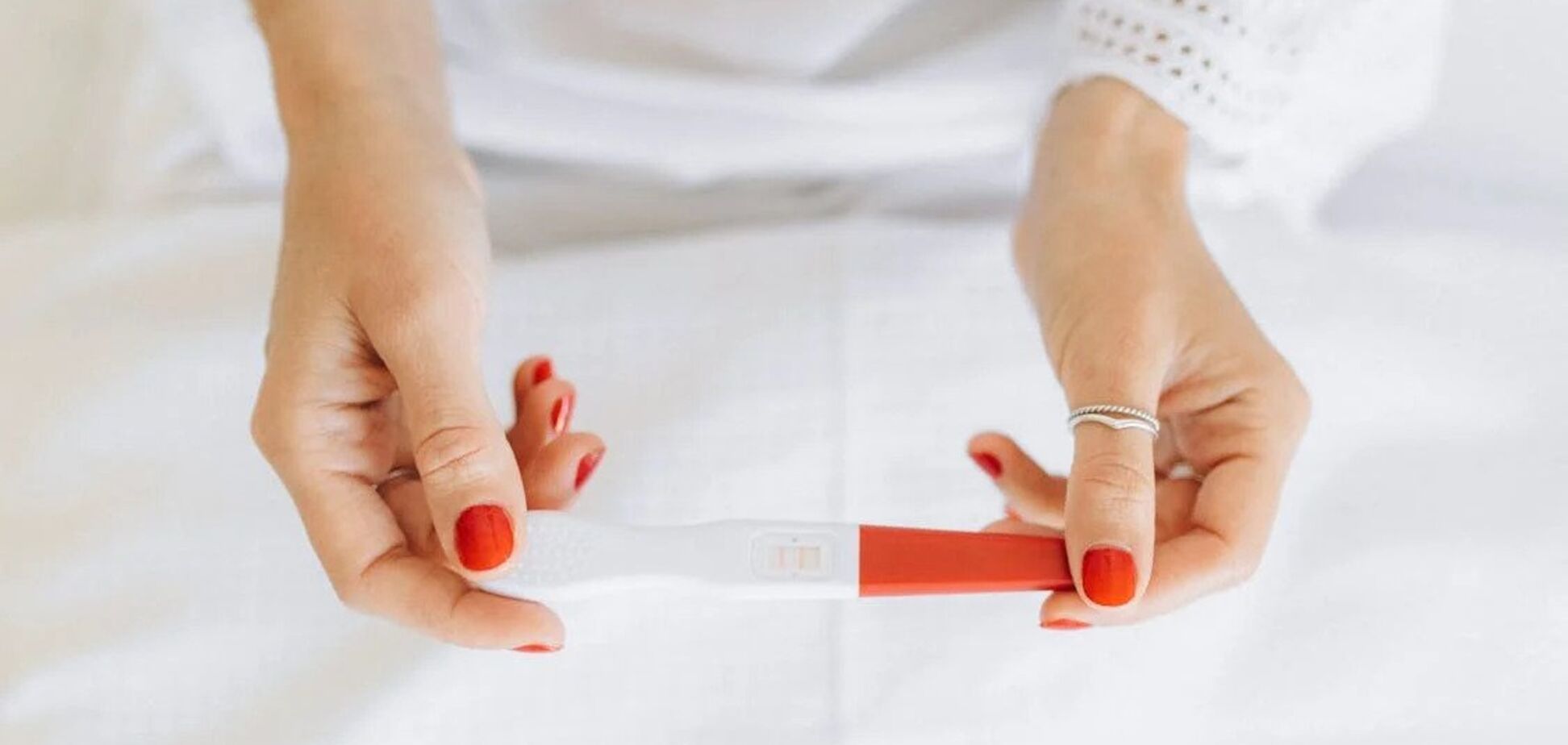 Скорую вызвали из-за температуры и боли в животе: на Одесщине женщина до родов не знала, что беременна