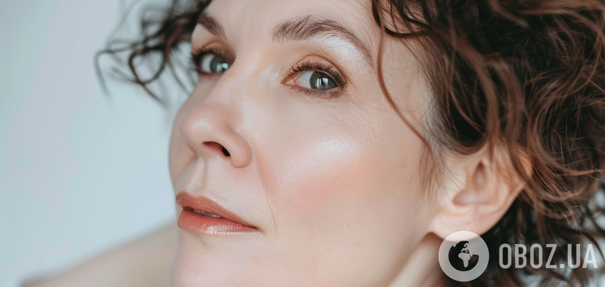 Обладают антивозрастным эффектом: лайфхаки для макияжа, которые действительно работают на коже 40+