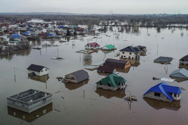 В российском Орске из берегов выходит еще одна река, власть бьет тревогу: новые видео 'потопа'