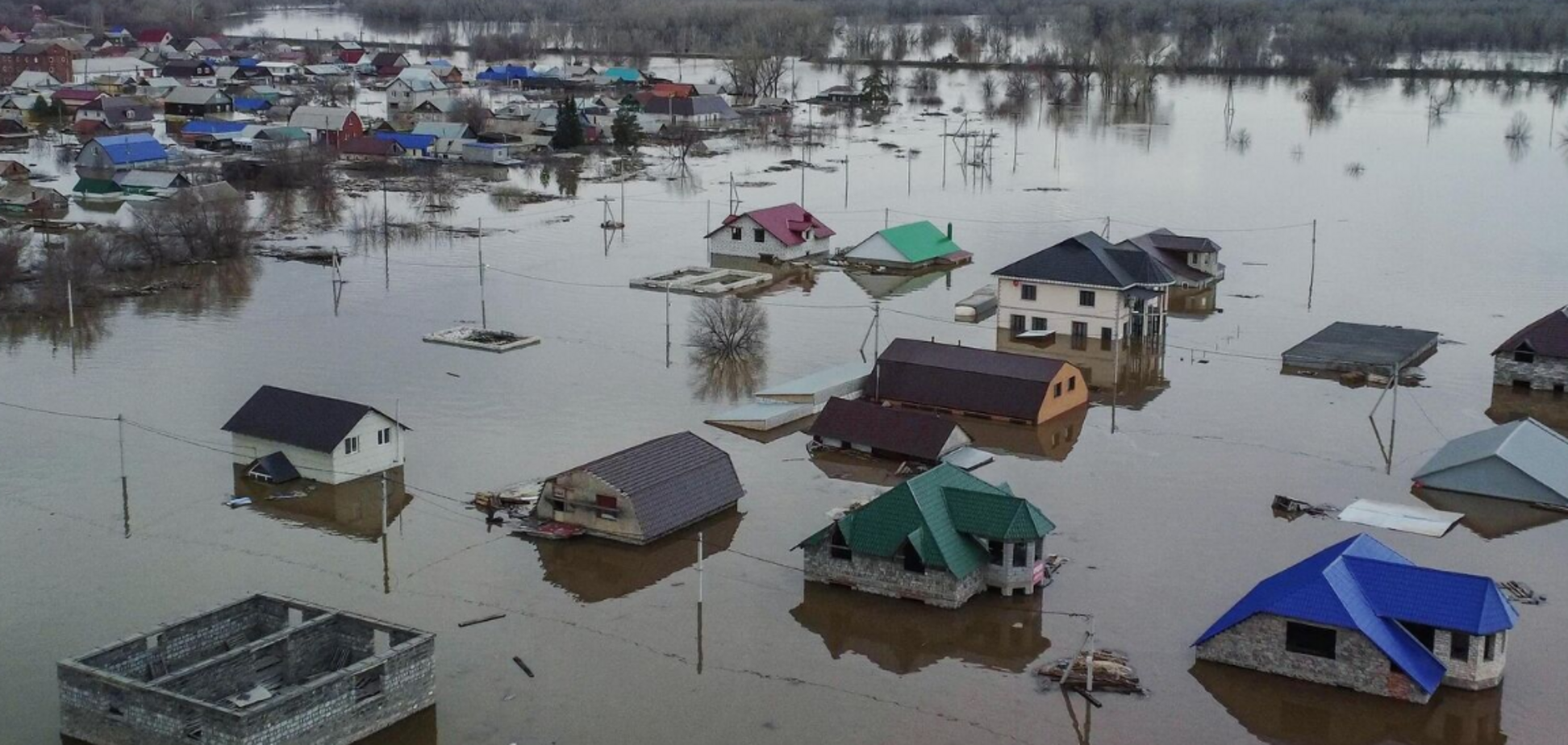У російському Орську з берегів виходить ще одна річка, влада б'є на сполох: нові відео 'потопу'