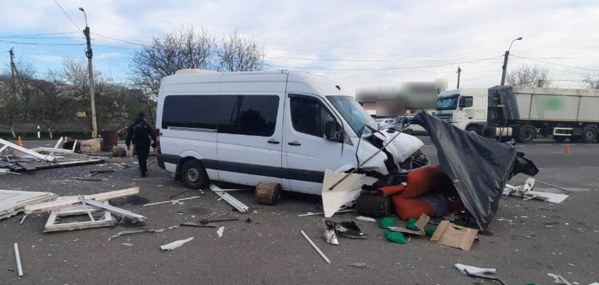 На Волыни бус влетел в блокпост, среди пострадавших – доброволец: детали аварии