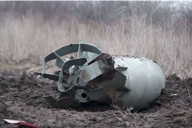 Російський літак скинув авіабомбу ФАБ-1500 прямо на магазин в окупованому Єнакієвому. Відео