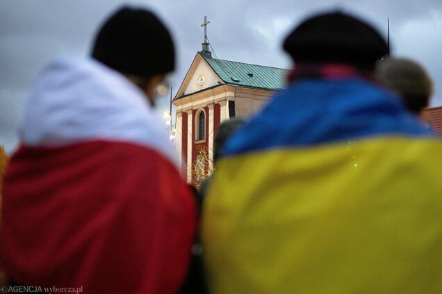 Стало известно, сколько поляков поддерживают прием украинских беженцев: результаты опроса