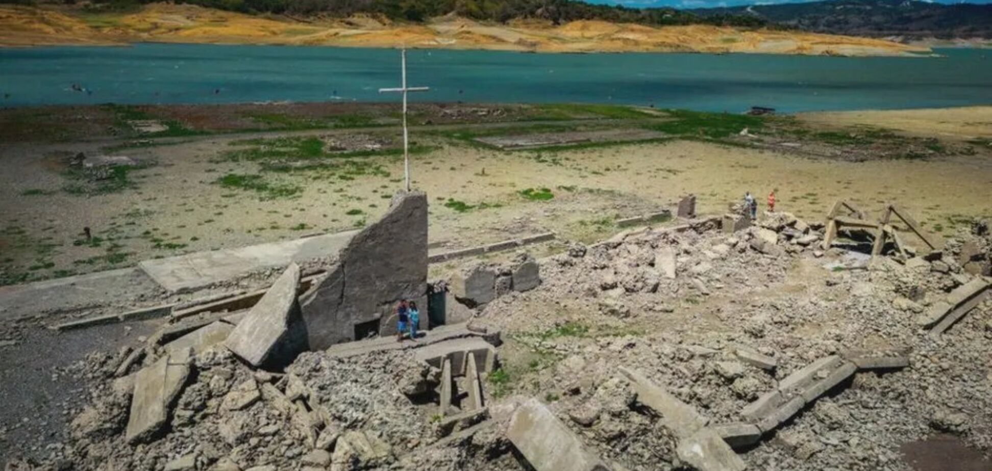 На Філіппінах аномальна спека висушила водосховище: на дні знайшли руїни багатовікового міста. Фото