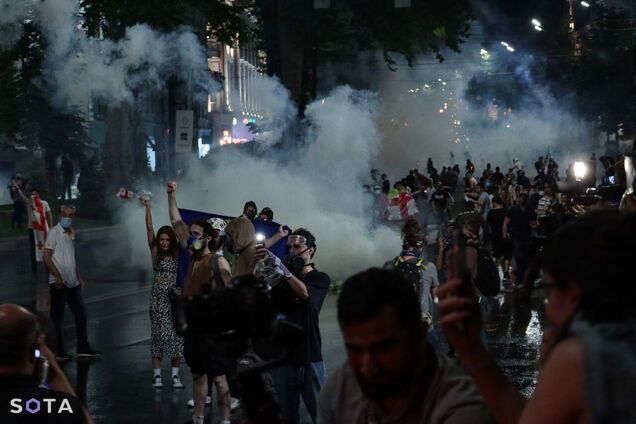 В Грузії відновились протести проти закону про 'іноагентів': силовики застосували водомети і сльозогінний газ. Відео
