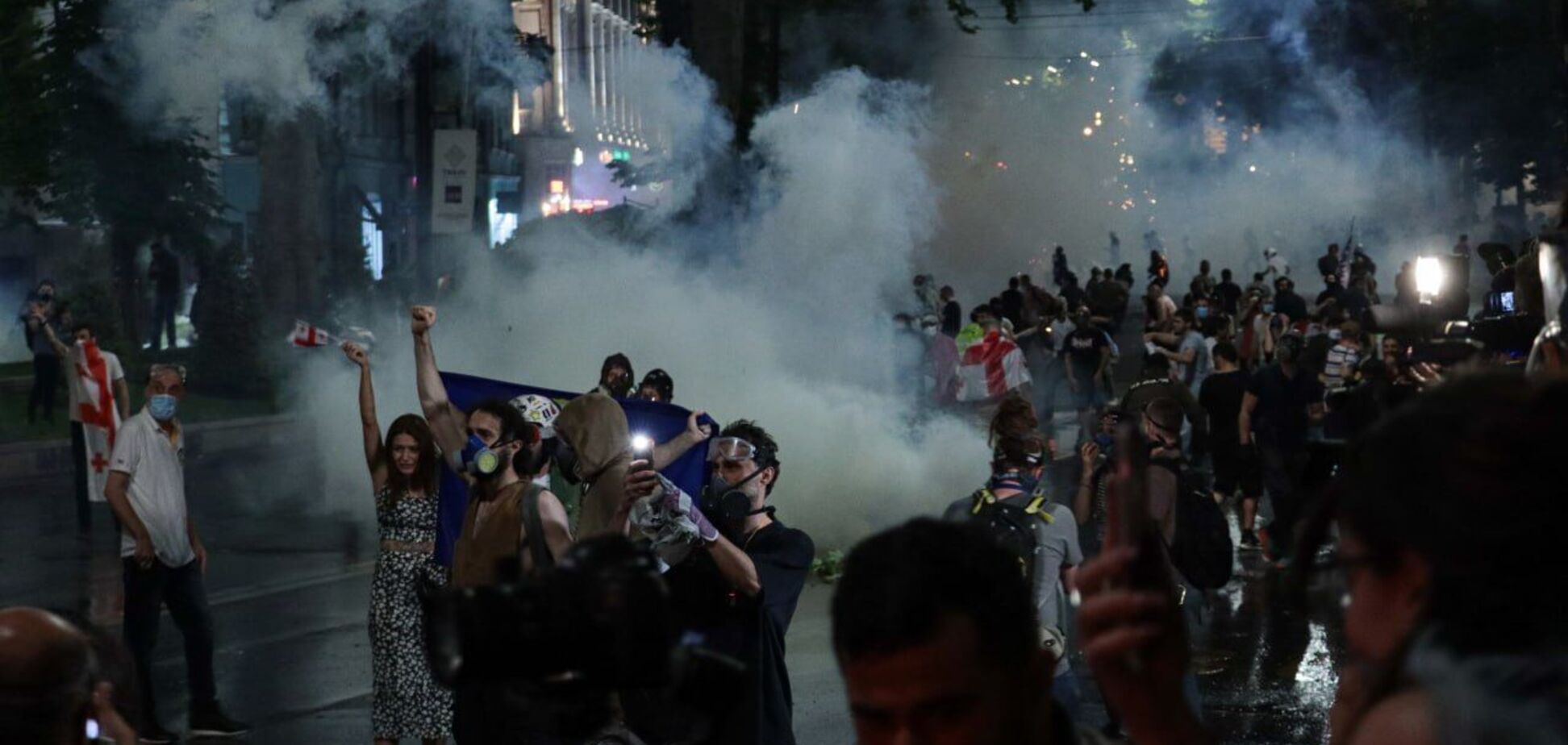 В Грузии возобновились протесты против закона об 'иноагентах': силовики применили водометы и слезоточивый газ. Видео