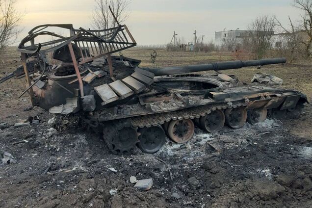 Самолет, сотни танков и много живой силы: стали известны потери армии РФ за апрель. Инфографика