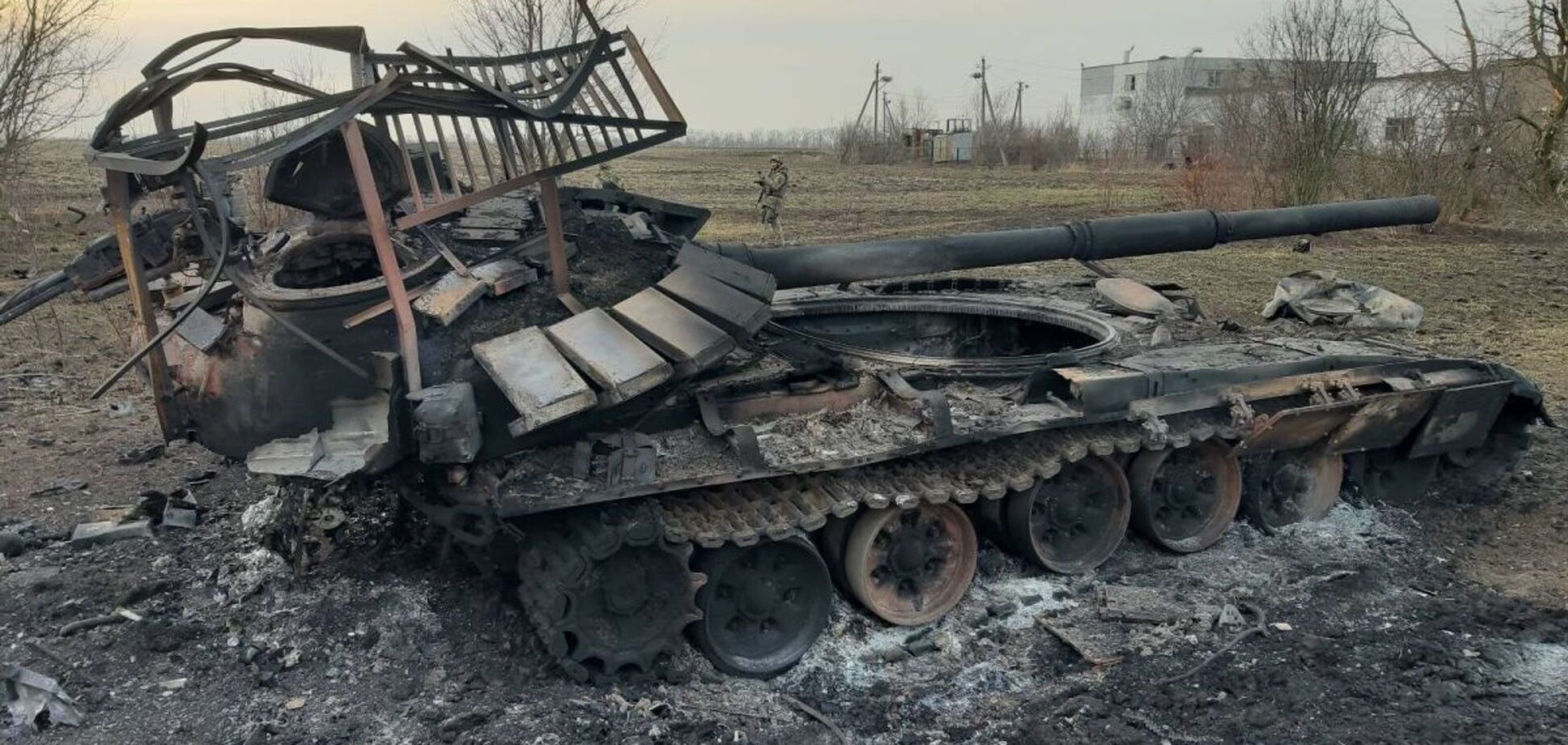 Літак, сотні танків і багато живої сили: стали відомі втрати армії РФ за квітень. Інфографіка
