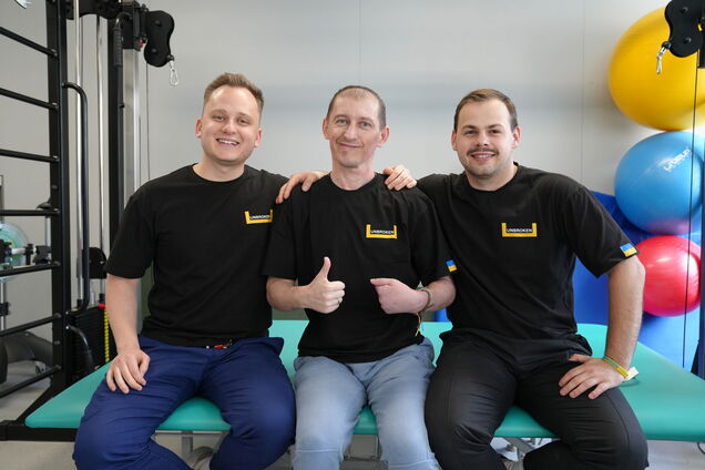 Был прикован к постели, а теперь делает первые шаги: в центре UNBROKEN рассказали о реабилитации тяжело раненого защитника. Фото