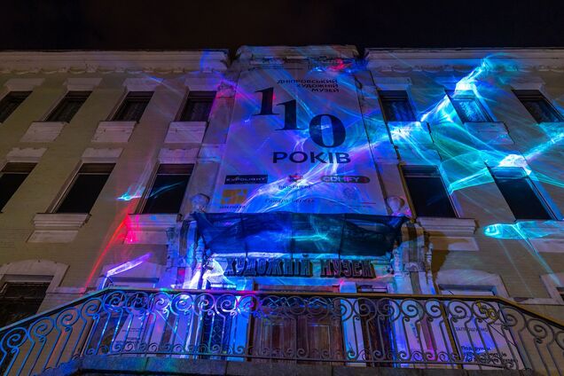 В честь 110-летия Днепровского художественного музея Kabluka Light & Digital Sculptures подсветили здание инсталляцией 'Душа'