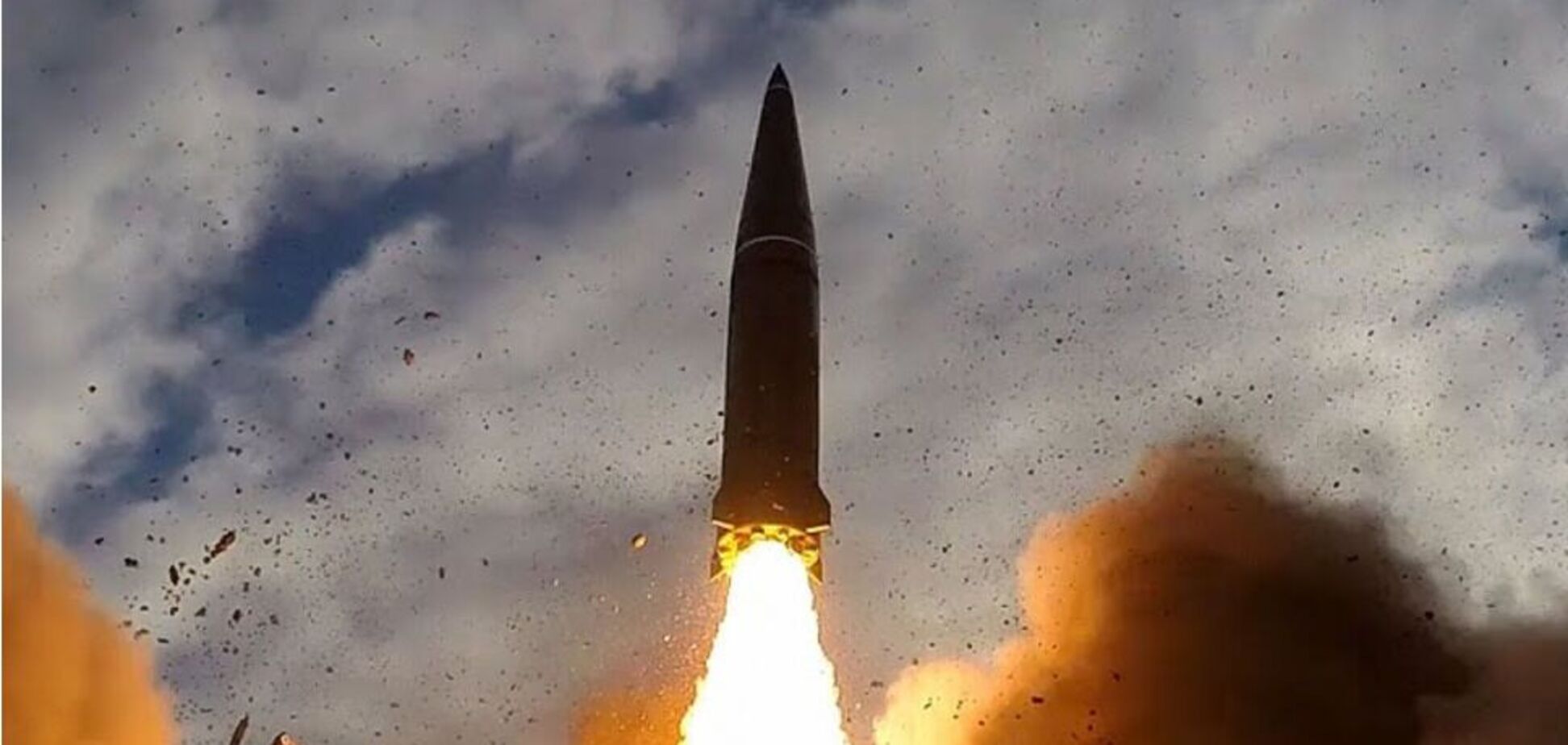 Россия снова атаковала Одессу баллистическими ракетами: горит сортировочное депо Новой почты. Видео