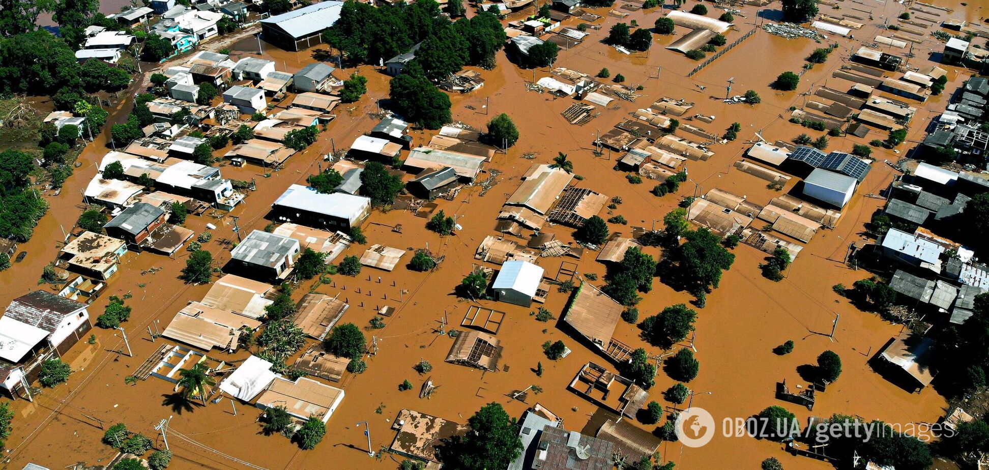 В Бразилии мощные ливни вызвали наводнение, вода смывает все на своем пути: есть погибшие и пропавшие без вести. Видео