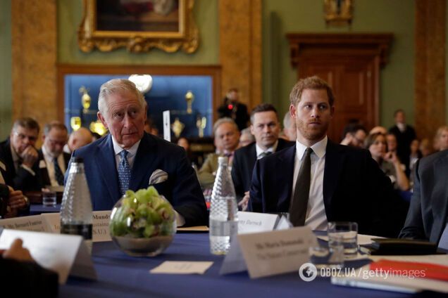 Доверия больше нет. Какие отношения у Чарльза III и принца Гарри, который планирует посетить Великобританию
