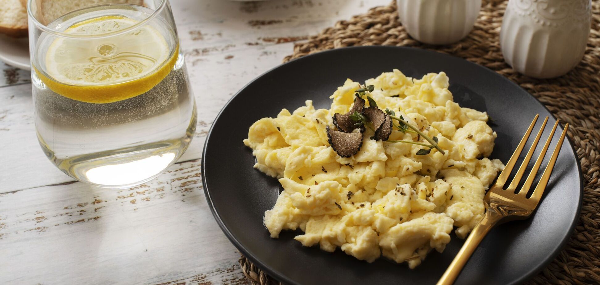 Скрембл со шпинатом и сыром с голубой плесенью: как быстро приготовить изысканный завтрак