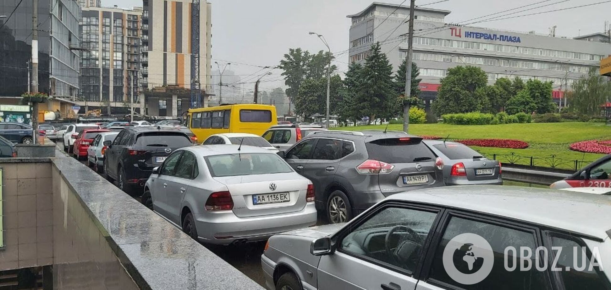 У Києві затори ускладнили рух на дорогах