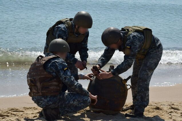 На узбережжя Одещини винесло морську міну: її підірвали вибухотехніки. Відео 