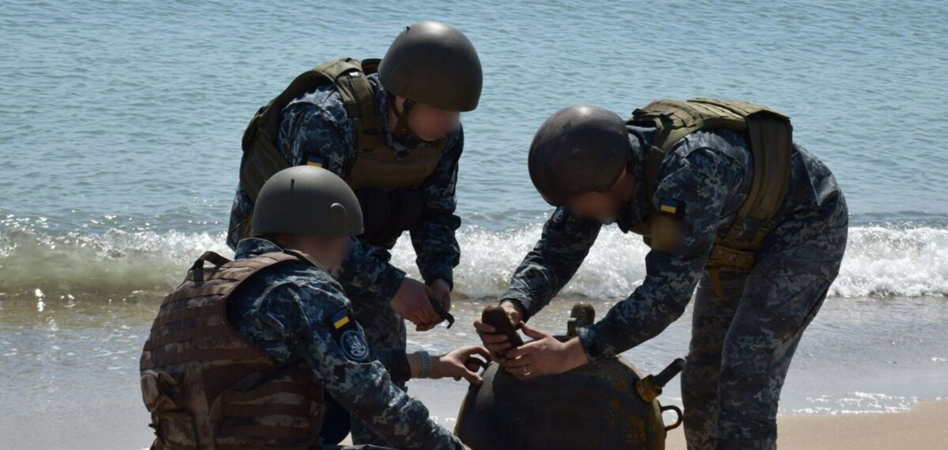 На побережье Одессы вынесло морскую мину: ее взорвали взрывотехники. Видео