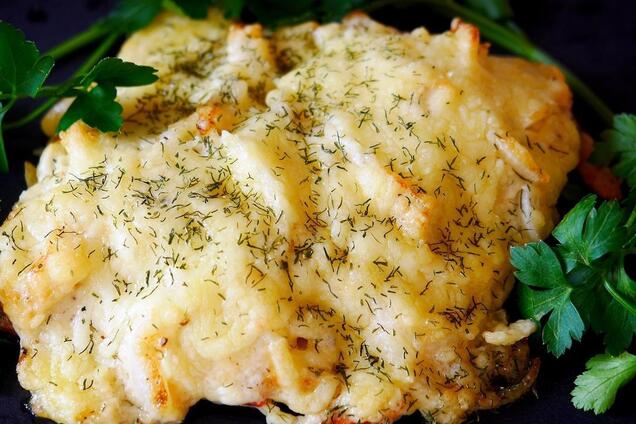Вкусная запеченная рыба под сыром: обязательно приготовьте такое блюдо на обед