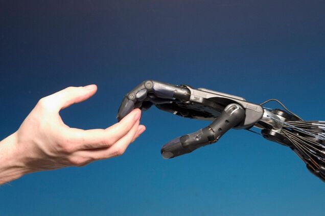 Как в фильмах. Ученые разработали гигантскую руку робота, способную выдержать удар молотком
