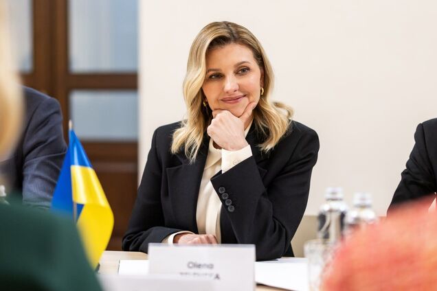 Кльош-костюм і шпильки. Олена Зеленська з'явилася на публіці у вишуканому образі