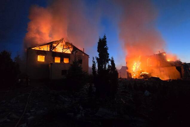 Окупанти вдарили по житловій забудові в Харкові: спалахнули пожежі, є постраждалі. Фото