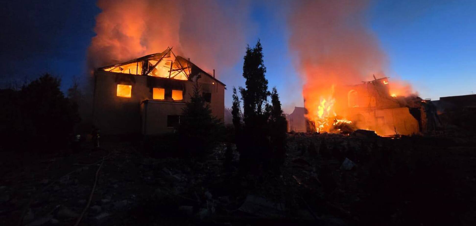 Окупанти вдарили по житловій забудові в Харкові: спалахнули пожежі, є постраждалі. Фото