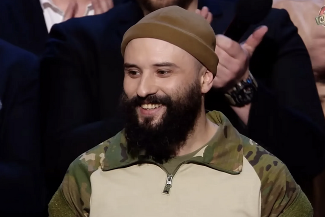 Сталева людина. Зірка 'Ліги сміху' Віктор Розовий вперше вийшов на зв'язок після важкого поранення на фронті та показав фото з рубцем на голові