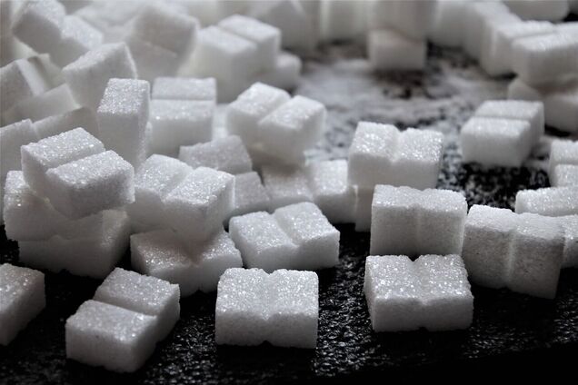 Що буде, якщо зʼїсти багато цукру: лікар розповів про наслідки