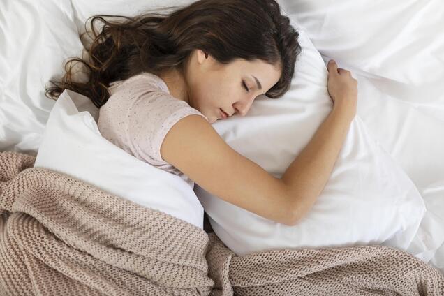 Як положення під час сну впливає на вашу шкіру: пояснення