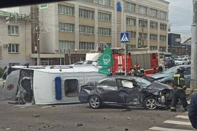В Белгороде попала в аварию 'скорая', которая могла перевозить российских военных. Фото и видео